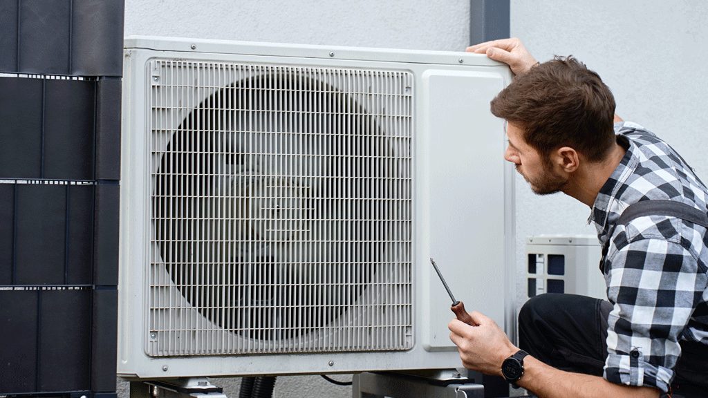 Technicien certifié installant une pompe à chaleur extérieure sur façade de maison individuelle dans le Maine-et-Loire